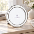 Bilderrahmen 925 Silber Modell Monte Carlo Rund, 9×9 cm — Lifestyle-Setting auf heller Kommode