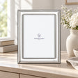 Bilderrahmen 925 Silber Modell Rom, 15×20 cm — Lifestyle-Setting auf heller Kommode
