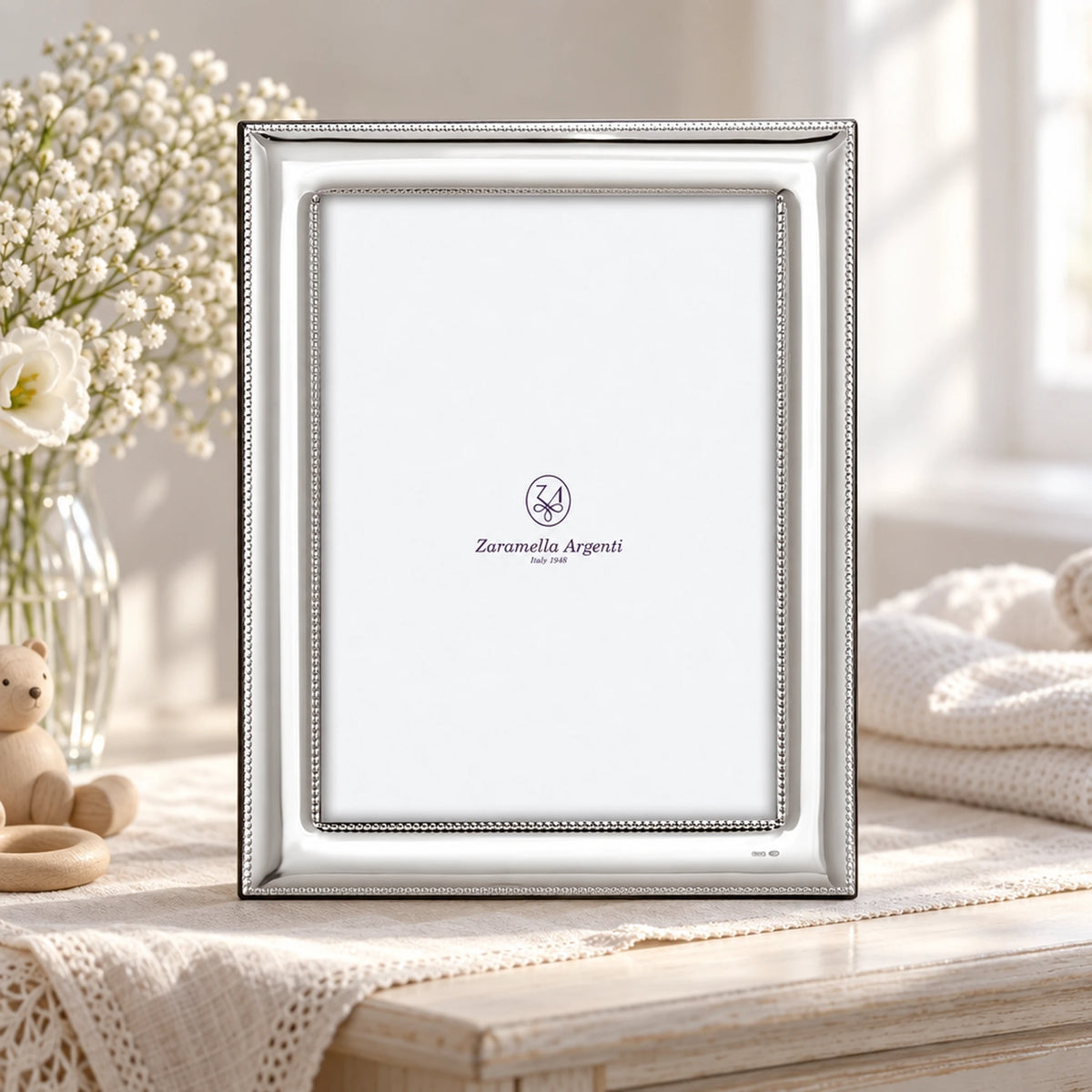 Bilderrahmen 925 Silber Modell Rom, 20×25 cm — Lifestyle-Setting, Geschenk zur Taufe