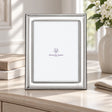 Bilderrahmen 925 Silber Modell Rom, 20×25 cm — Lifestyle-Setting auf heller Kommode