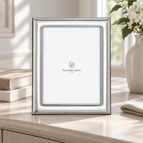 Bilderrahmen 925 Silber Modell Rom, 20×25 cm — Lifestyle-Setting auf heller Kommode