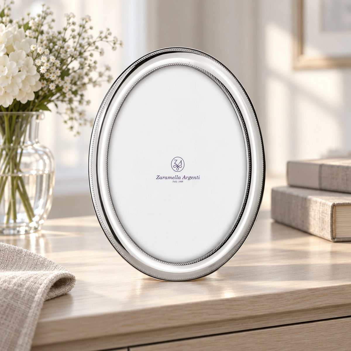 Bilderrahmen 925 Silber Modell Saint Michel, 10×15 cm — Lifestyle-Setting auf heller Kommode