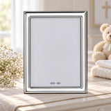 Bilderrahmen 925 Silber Modell Wien, 15×20 cm — Lifestyle-Setting, Geschenk zur Taufe