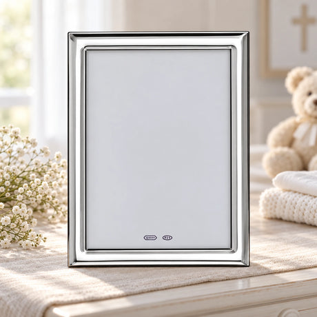 Bilderrahmen 925 Silber Modell Wien, 15×20 cm — Lifestyle-Setting, Geschenk zur Taufe