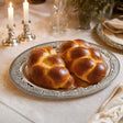 Challah-Platte aus 925 Silber mit zwei geflochtenen Challot auf festlich gedeckter Tafel — Lifestyle