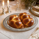 Challah-Platte aus 925 Silber mit zwei geflochtenen Challot auf festlich gedeckter Tafel — Lifestyle