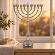 Chanukkia 925 Silber Signature — Lifestyle-Setting am Fenster