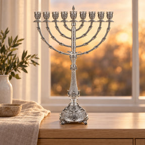 Chanukkia 925 Silber Signature — Lifestyle-Setting am Fenster