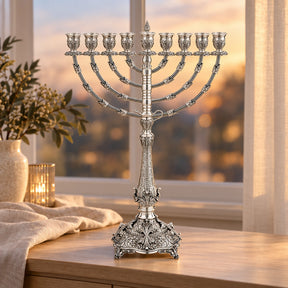 Chanukkia 925 Silber Signature Square — Lifestyle-Setting am Fenster