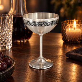 Cocktailglas 925 Silber Niello — Lifestyle-Setting am Weintisch