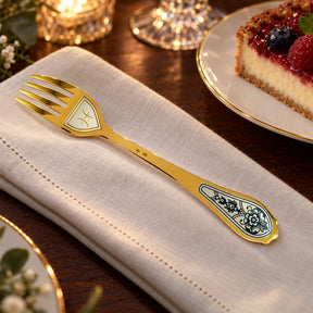 Dessertgabel Sternzeichen Fische 925 Silber – Niello & Gold — Lifestyle-Setting an der gedeckten Tafel