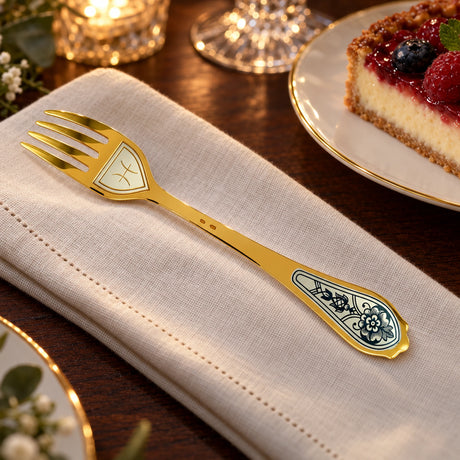 Dessertgabel Sternzeichen Fische 925 Silber – Niello & Gold — Lifestyle-Setting an der gedeckten Tafel