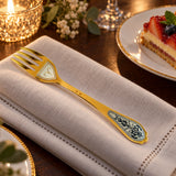 Dessertgabel Sternzeichen Widder – 925 Silber vergoldet mit Niello — Lifestyle-Setting an der gedeckten Tafel