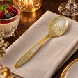 Vergoldeter Dessertlöffel aus 925er Silber — Lifestyle-Setting an der gedeckten Tafel