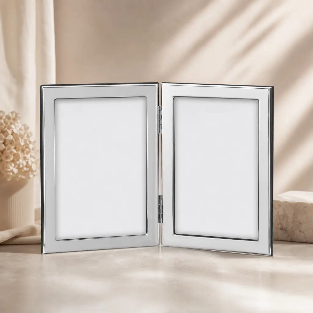 Doppel-Bilderrahmen aus 925 Silber für zwei Fotos im Format 13 × 18 cm in elegantem Studio-Lifestyle-Ambiente.