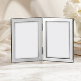 Doppel-Bilderrahmen aus 925 Silber für zwei Fotos im Format 13 × 18 cm in elegantem Studio-Lifestyle-Ambiente.