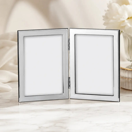 Doppel-Bilderrahmen aus 925 Silber für zwei Fotos im Format 13 × 18 cm in elegantem Studio-Lifestyle-Ambiente.
