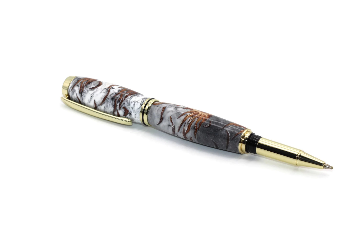 Kugelschreiber Kiefernzapfen-Acryl-Hybrid Edelholz — Nahaufnahme mit goldenem Clip und brauner Musterung