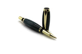 Kugelschreiber Classic Edelholz dunkelgrün marmoriert — Kappe aufgesteckt, goldene Spitze und Zierringe
