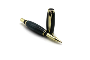 Kugelschreiber Classic Edelholz dunkelgrün marmoriert — Kappe aufgesteckt, goldene Spitze und Zierringe