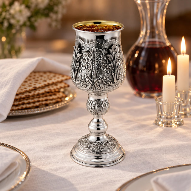 Eliyahu-Becher 925 Silber Signature Akanthus — Lifestyle-Setting am Sedertisch