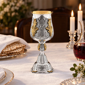 Eliyahu-Becher 925 Silber Signature Jumbo teilvergoldet — Lifestyle-Setting am Sedertisch