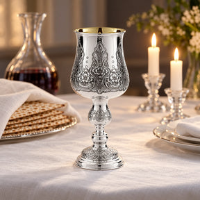 Eliyahu-Becher 925 Silber Signature Light — Lifestyle-Setting am Sedertisch