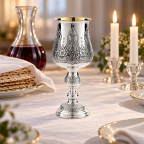 Eliyahu-Becher 925 Silber Signature Light — Lifestyle-Setting am Sedertisch