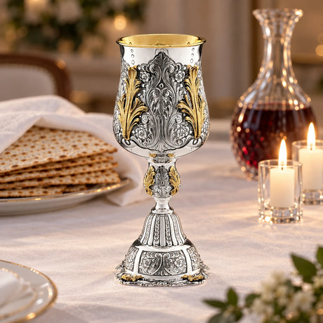 Eliyahu-Becher 925 Silber Signature teilvergoldet — Lifestyle-Setting am Sedertisch