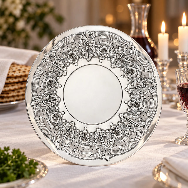 Eliyahu-Teller 925 Silber Signature — Lifestyle-Setting am Sedertisch