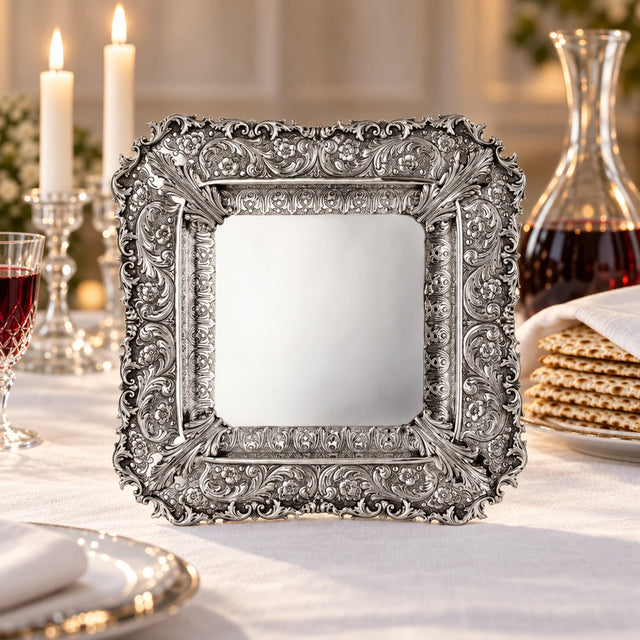 Eliyahu-Teller 925 Silber Signature — Lifestyle-Setting am Sedertisch