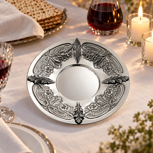 Eliyahu-Teller 925 Silber Signature Akanthus — Lifestyle-Setting am Sedertisch