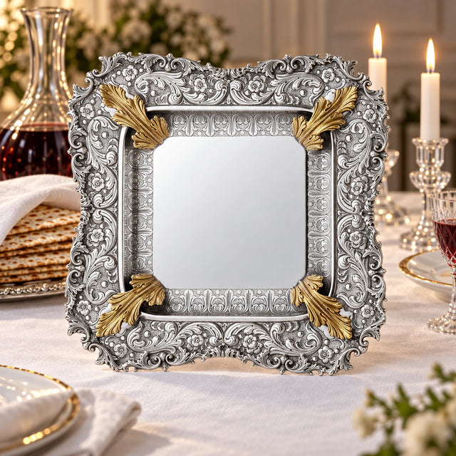 Eliyahu-Teller 925 Silber Signature teilvergoldet — Lifestyle-Setting am Sedertisch