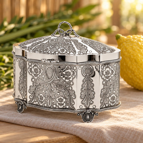 Etrog-Dose 925 Silber achteckig — Lifestyle-Setting mit Etrog