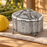 Etrog-Dose 925 Silber rechteckig — Lifestyle-Setting mit Etrog