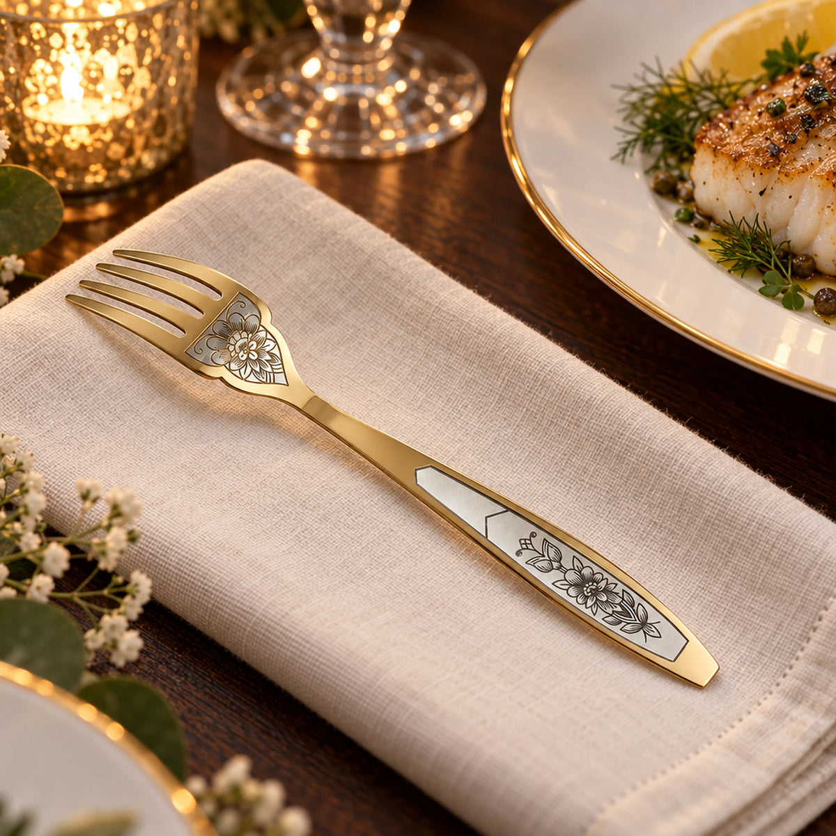 Fischgabel 925 Silber vergoldet Astra Classic — Lifestyle-Setting an der gedeckten Tafel