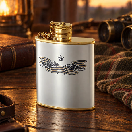 Flachmann 925 Silber Niello Sieg 90ml — Lifestyle-Setting auf dem Jagdtisch
