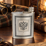 Flachmann 925 Silber Niello Wappen 260 ml — Lifestyle-Setting auf dem Jagdtisch
