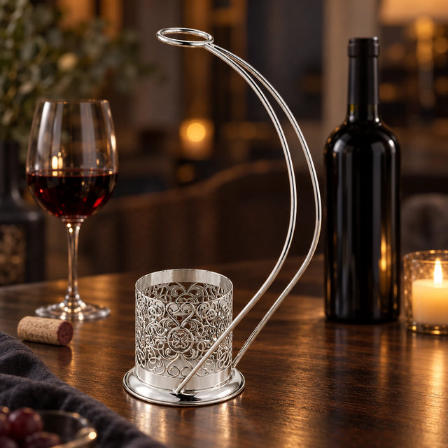 Flaschenhalter 925 Silber durchbrochen — Lifestyle-Setting am Weintisch