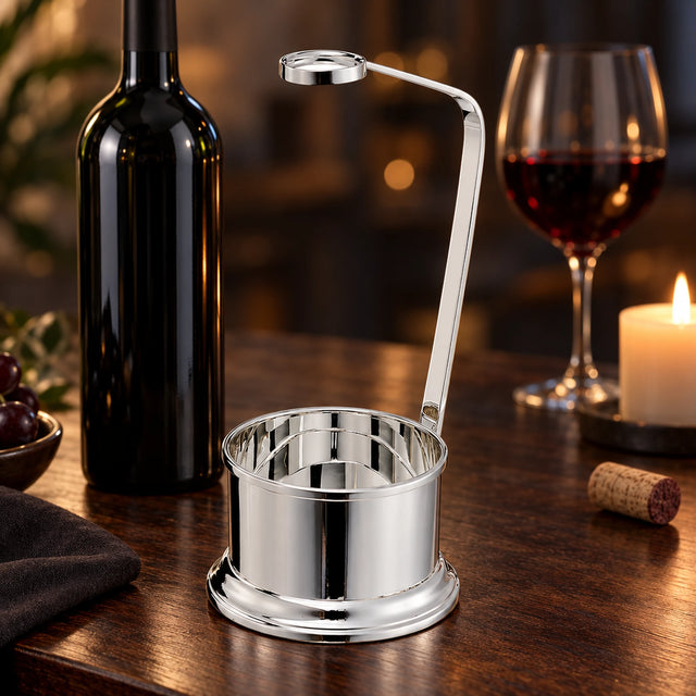 Flaschenhalter 925 Silber mit Halsring — Lifestyle-Setting am Weintisch