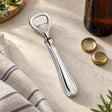 Flaschenöffner 925 Silber gehämmert (Hammerschlag) — Lifestyle-Setting am Küchentisch