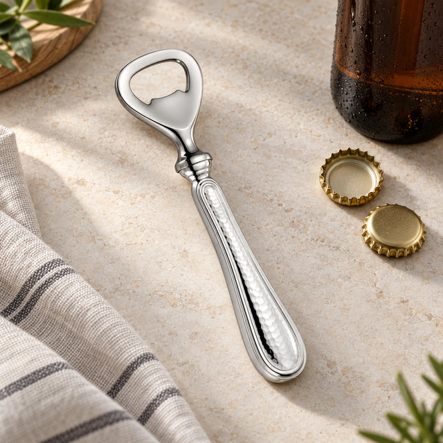 Flaschenöffner 925 Silber gehämmert (Hammerschlag) — Lifestyle-Setting am Küchentisch