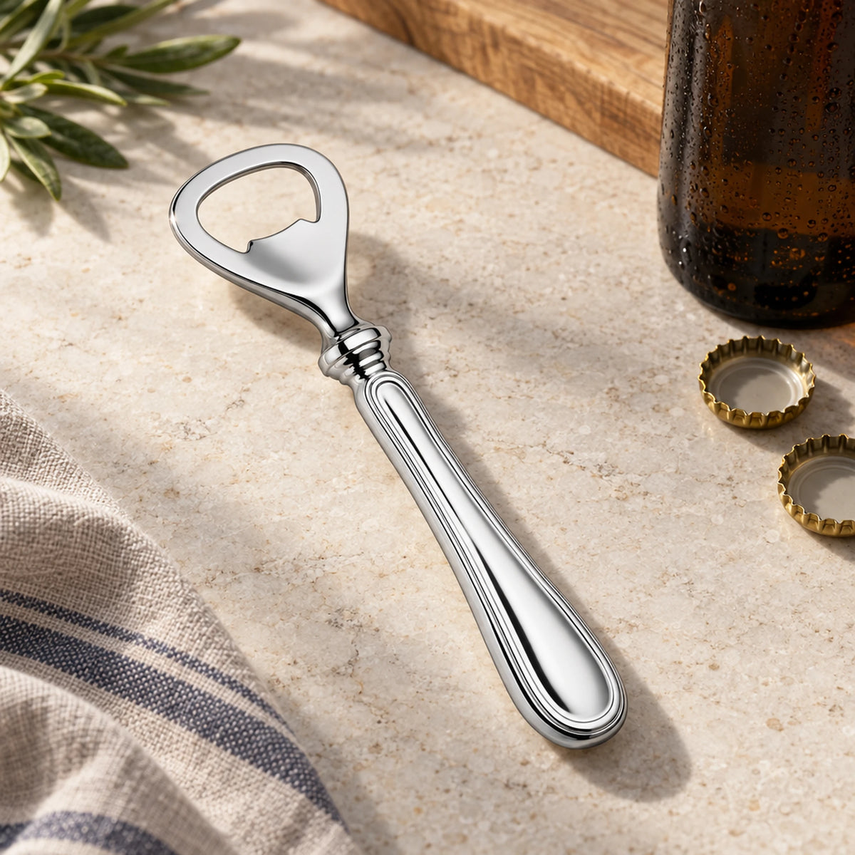 Flaschenöffner 925 Silber Inglese (Serie Inglese) — Lifestyle-Setting am Küchentisch