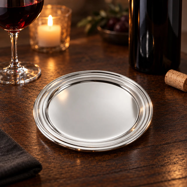 Flaschenuntersetzer 925 Silber flach — Lifestyle-Setting am Weintisch