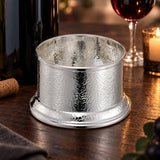 Flaschenuntersetzer 925 Silber gehämmert — Lifestyle-Setting am Weintisch