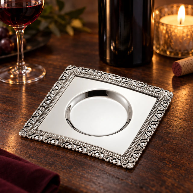 Flaschenuntersetzer 925 Silber quadratisch ziseliert — Lifestyle-Setting am Weintisch