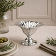 Fußschale aus Silber in Blütenform als elegante Tischdekoration für Obst, Pralinen und festliche Tafelkultur