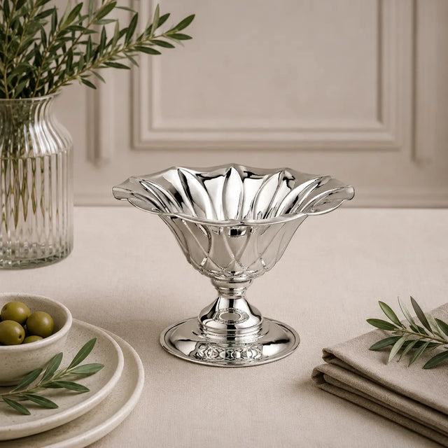 Fußschale aus Silber in Blütenform als elegante Tischdekoration für Obst, Pralinen und festliche Tafelkultur