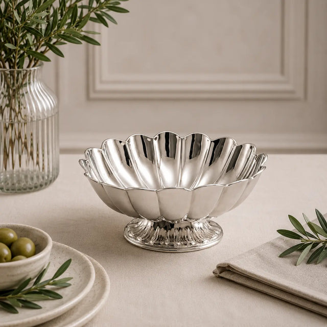 Elegante Fußschale aus Silber als stilvolle Tischdekoration für Obst, Pralinen und festliche Tafelkultur