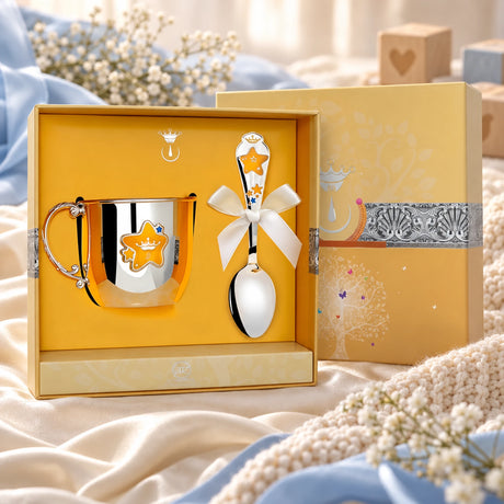 Geburtsgeschenk 925 Silber Sterne gelb-blau 2-teilig Junge in der Geschenkbox — Lifestyle-Setting